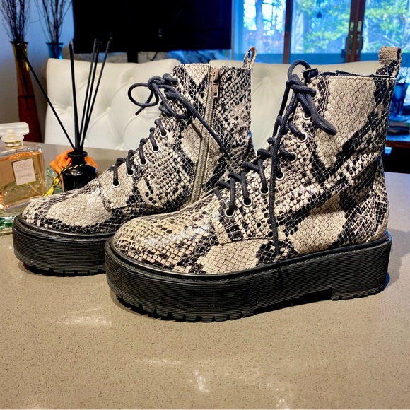 ♥️ Topshop UK 🇬🇧 Black and Cream Snakeskin Combat Boots. Size 8. GOOD AS NEW ! - Picture 6 of 11